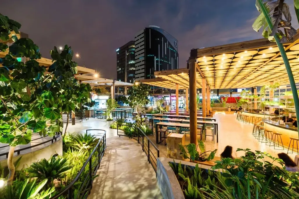 Refugio patio gastronómico y oficinas administrativas
